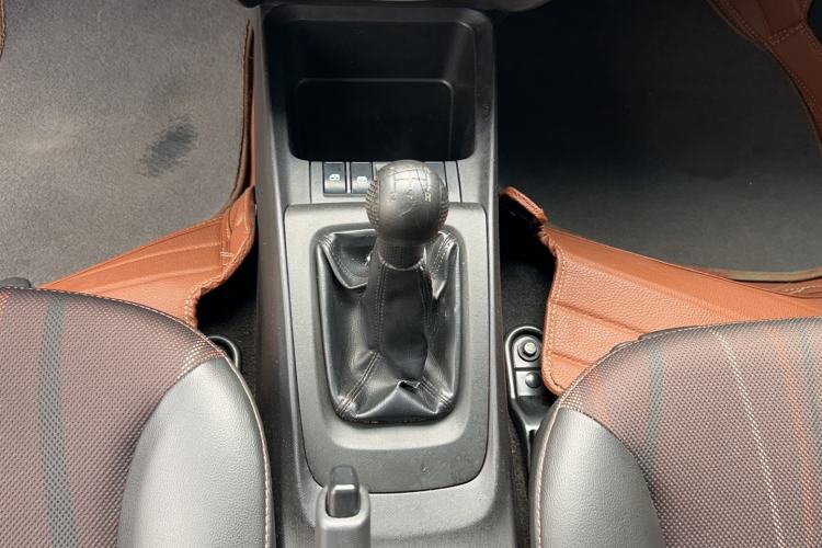 Used Chevrolet Sail 2013 Sedan 1.4L Manual Ideal Happiness Edition Gear Lever