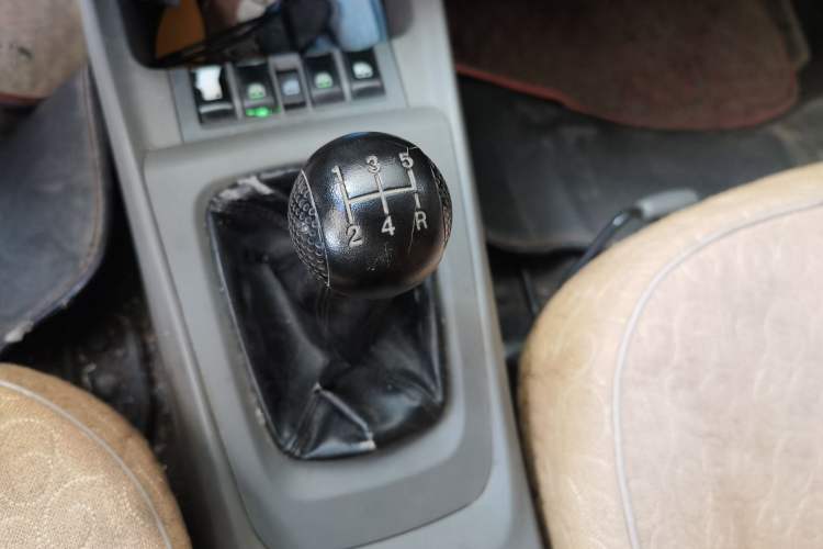 Used Chevrolet Sail 2013 Sedan 1.2L Manual Fashionable Happiness Edition Gear Lever