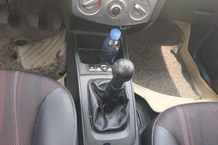 Used Chevrolet Sail 2013 Sedan 1.2L Manual Fashionable Happiness Edition Gear Lever