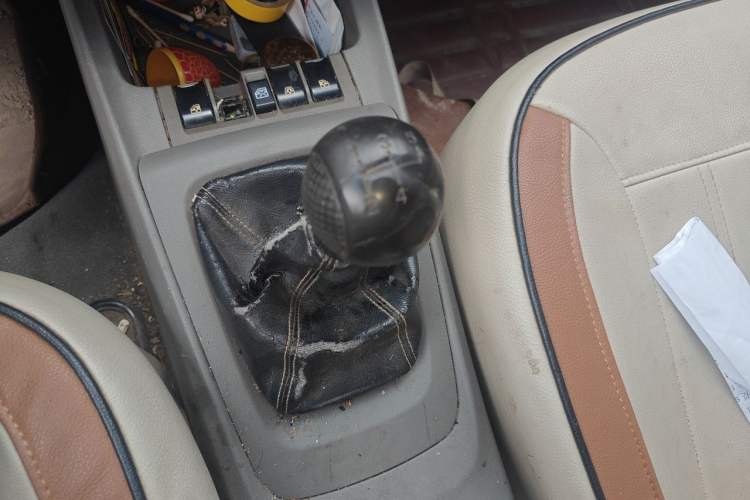 Used Chevrolet Sail 2013 Sedan 1.2L Manual Fashionable Happiness Edition Gear Lever