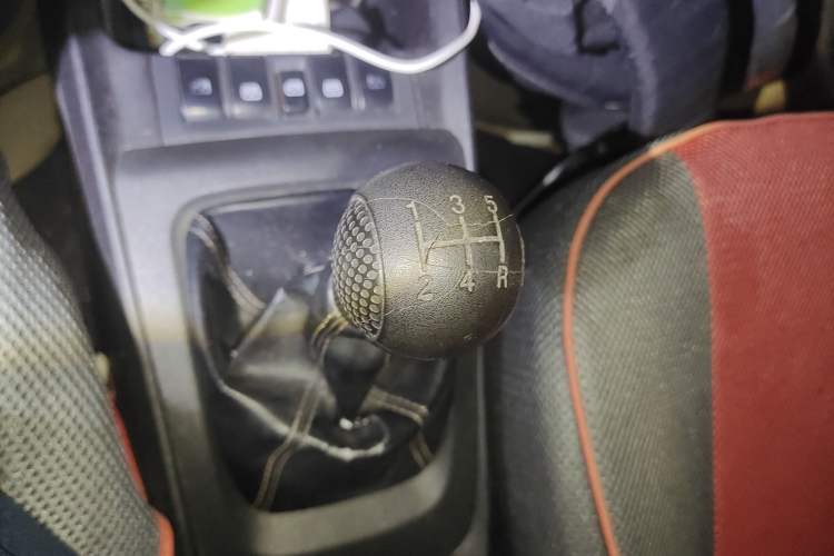 Used Chevrolet Sail 2013 Sedan 1.4L Manual Ideal Happiness Edition Gear Lever
