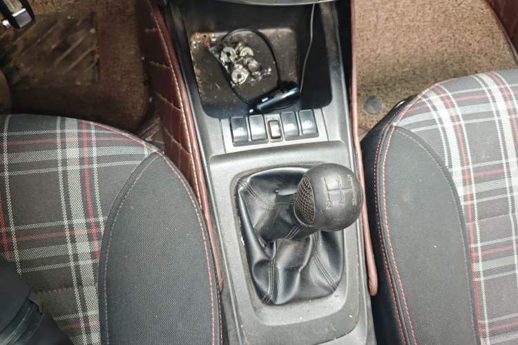 Used Chevrolet Sail 2013 Sedan 1.4L Manual - Youyi Happiness Edition Gear Lever