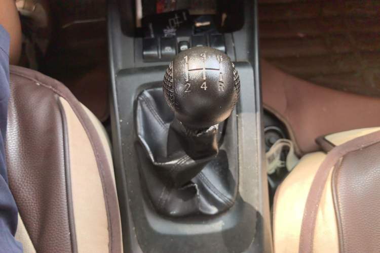 Used Chevrolet Sail 2013 Sedan 1.2L Manual Fashionable Happiness Edition Gear Lever