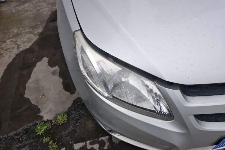 Used Chevrolet Sail 2013 Sedan 1.2L Manual Warm Edition Right Front Headlight