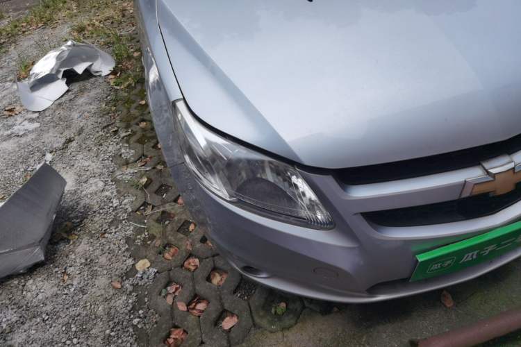 Used Chevrolet Sail 2013 Sedan 1.4L Manual Happiness Edition II Right Front Headlight