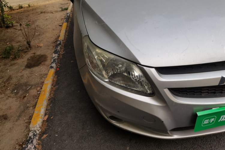 Used Chevrolet Sail 2013 Sedan 1.2L Manual Warm Edition Right Front Headlight