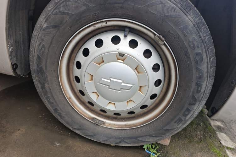 Used Chevrolet Sail 2013 Sedan 1.2L Manual Warm Edition Right Front Wheel Hub