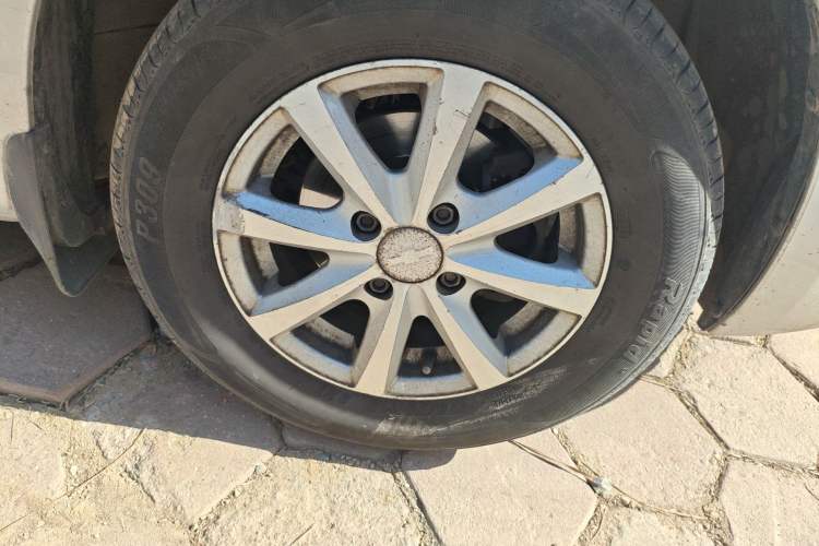 Used Chevrolet Sail 2013 Sedan 1.2L Manual Fashionable Happiness Edition Right Front Wheel Hub