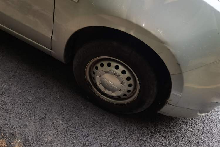 Used Chevrolet Sail 2013 Sedan 1.2L Manual Warm Edition Right Front Wheel Hub