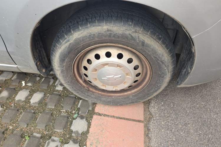 Used Chevrolet Sail 2013 Sedan 1.2L Manual Warm Edition Right Front Wheel Hub