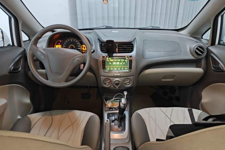 Used Chevrolet Sail 2013 Sedan 1.4L AMT Enjoy Edition Center Console