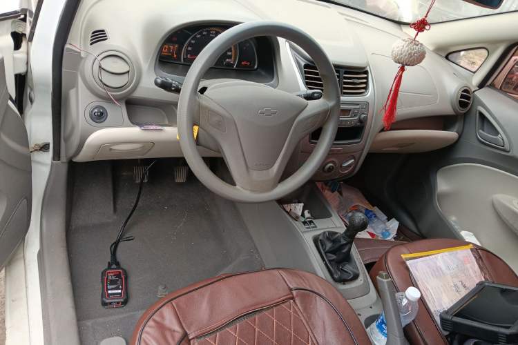 Used Chevrolet Sail 2013 Sedan 1.2L Manual Warm Edition Center Console