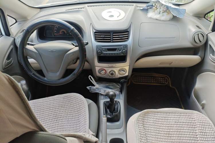 Used Chevrolet Sail 2013 Hatchback 1.2L Manual Warm Edition Center Console