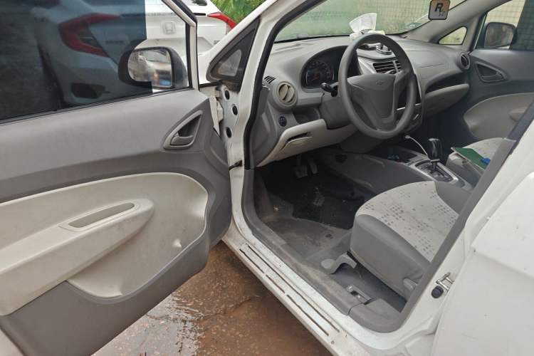 Used Chevrolet Sail 2013 Sedan 1.2L AMT Ideal Edition Driver Seat