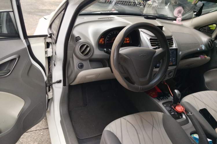 Used Chevrolet Sail 2013 Sedan 1.4L AMT Enjoy Edition Driver Seat