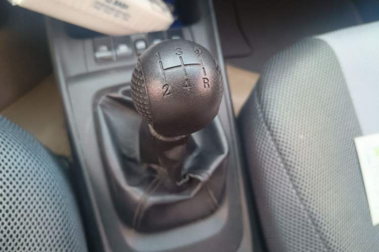 Used Chevrolet Sail 2013 Sedan 1.4L Manual Ideal Happiness Edition Gear Lever