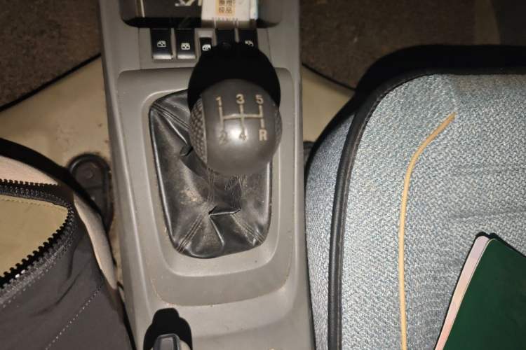 Used Chevrolet Sail 2013 Sedan 1.4L Manual - Youyi Happiness Edition Gear Lever