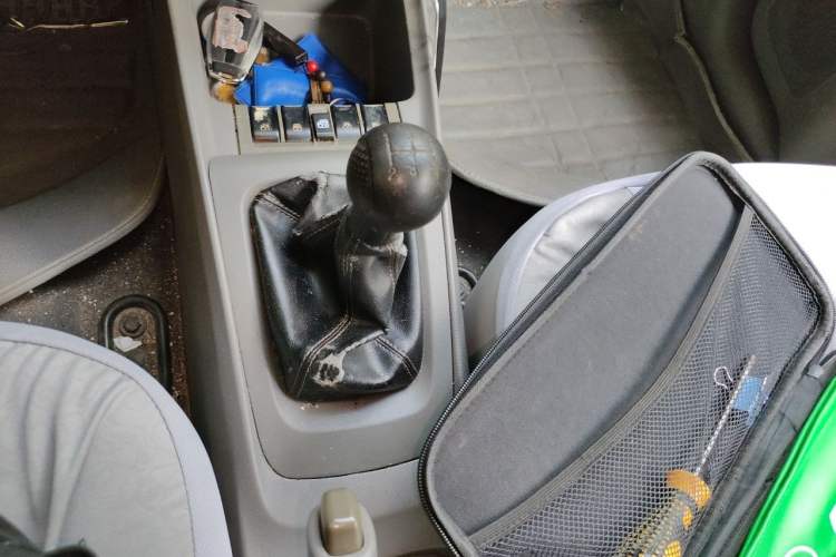 Used Chevrolet Sail 2013 Sedan 1.2L Manual Fashionable Happiness Edition Gear Lever