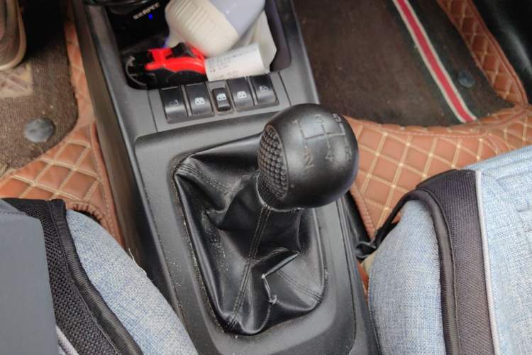 Used Chevrolet Sail 2013 Sedan 1.2L Manual Fashionable Happiness Edition Gear Lever