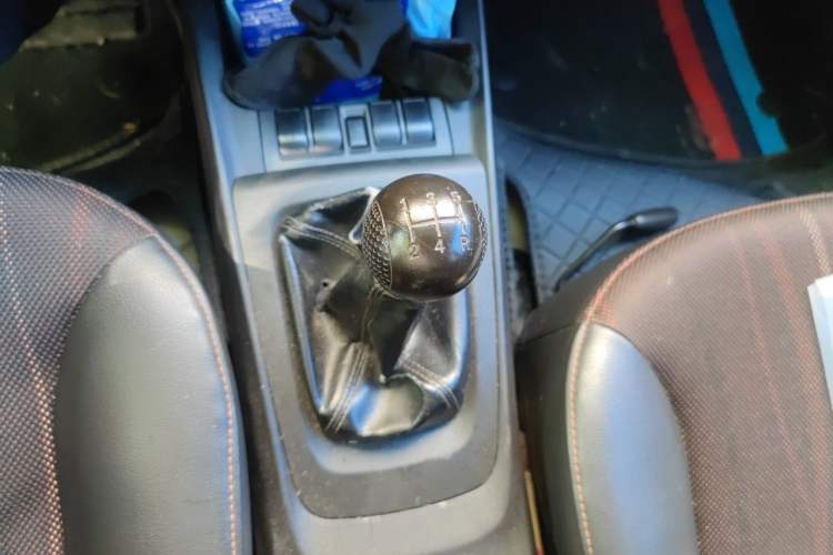 Used Chevrolet Sail 2013 Sedan 1.4L Manual Ideal Happiness Edition Gear Lever