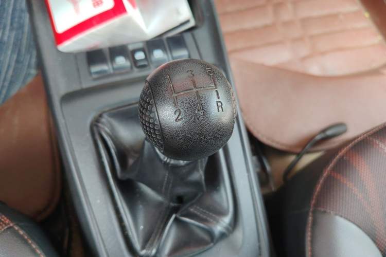 Used Chevrolet Sail 2013 Sedan 1.2L Manual Fashionable Happiness Edition Gear Lever