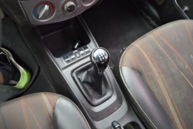 Used Chevrolet Sail 2013 Sedan 1.4L Manual Ideal Happiness Edition Gear Lever