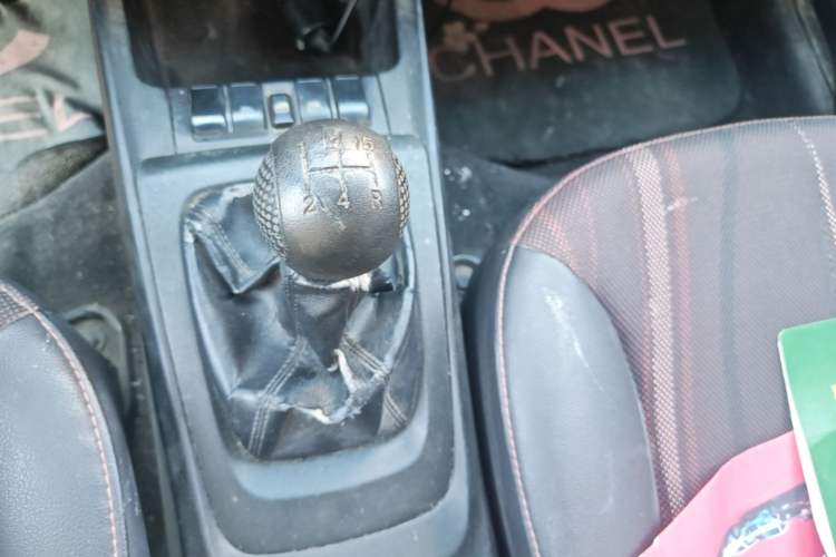 Used Chevrolet Sail 2013 Sedan 1.2L Manual Fashionable Happiness Edition Gear Lever