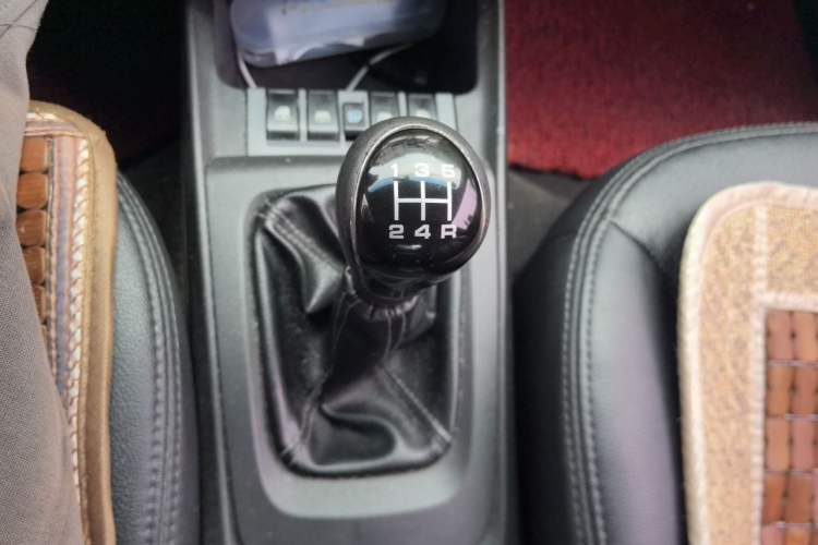 Used Chevrolet Sail 2013 Sedan 1.4L Manual Ideal Happiness Edition Gear Lever