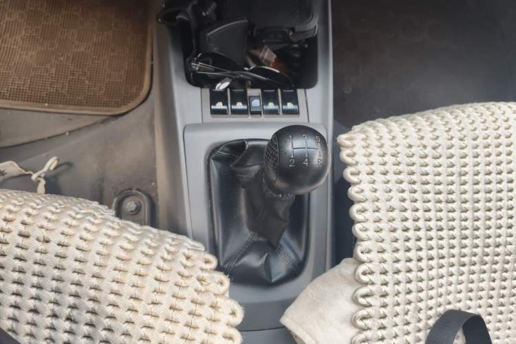 Used Chevrolet Sail 2013 Sedan 1.2L Manual Fashionable Happiness Edition Gear Lever