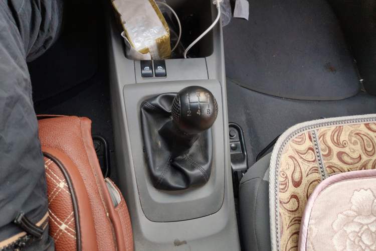 Used Chevrolet Sail 2013 Sedan 1.4L Manual Ideal Edition Gear Lever
