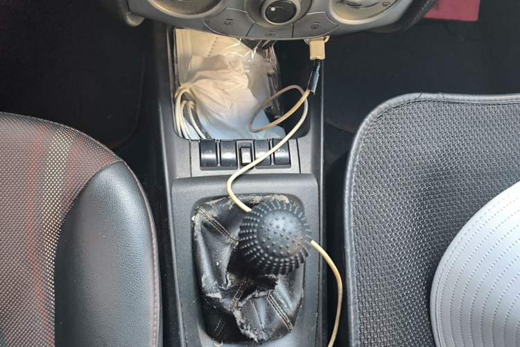 Used Chevrolet Sail 2013 Sedan 1.4L Manual - Youyi Happiness Edition Gear Lever