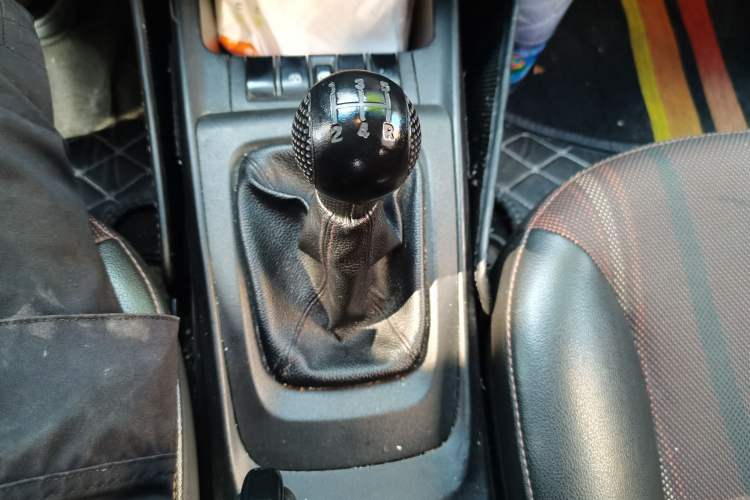 Used Chevrolet Sail 2013 Sedan 1.2L Manual Fashionable Happiness Edition Gear Lever
