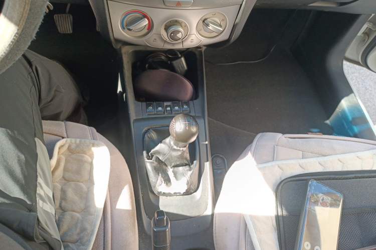 Used Chevrolet Sail 2013 Sedan 1.2L Manual Fashionable Happiness Edition Gear Lever