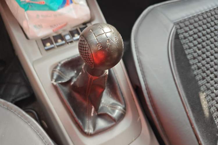 Used Chevrolet Sail 2013 Sedan 1.2L Manual Fashionable Happiness Edition Gear Lever