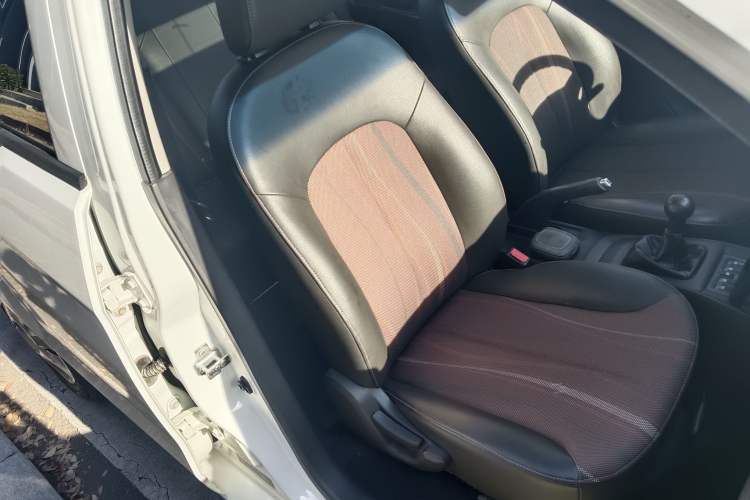Used Chevrolet Sail 2013 Sedan 1.4L Manual - Youyi Happiness Edition Interior 7