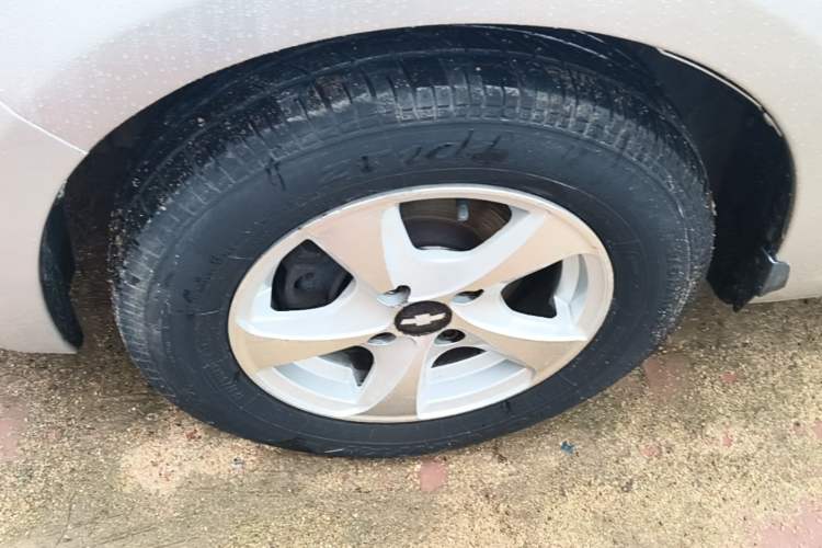 Used Chevrolet Sail 2013 Sedan 1.2L Manual Fashionable Happiness Edition Left Front Wheel Hub
