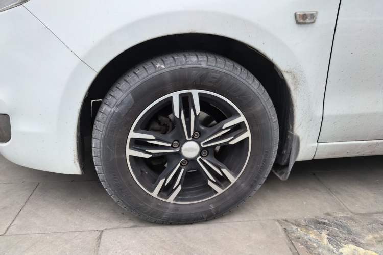 Used Chevrolet Sail 2013 Sedan 1.2L Manual Fashionable Happiness Edition Left Front Wheel Hub