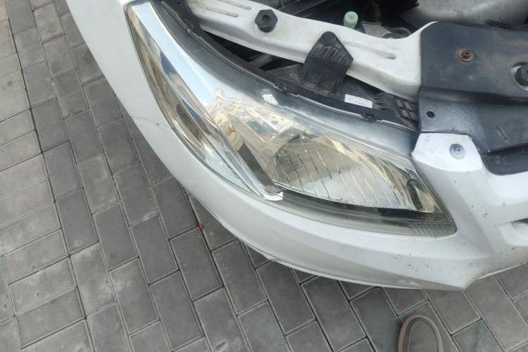 Used Chevrolet Sail 2013 Sedan 1.2L Manual Warm Edition Right Front Headlight