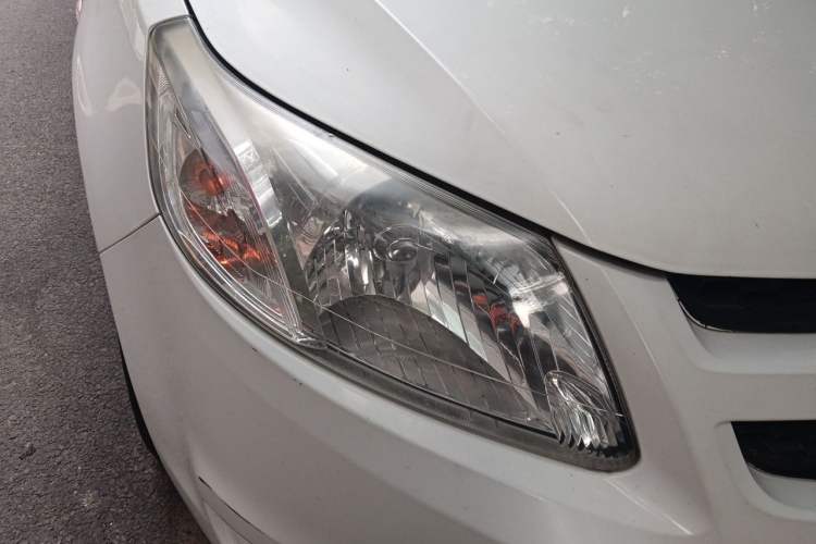 Used Chevrolet Sail 2013 Sedan 1.2L Manual Warm Edition Right Front Headlight