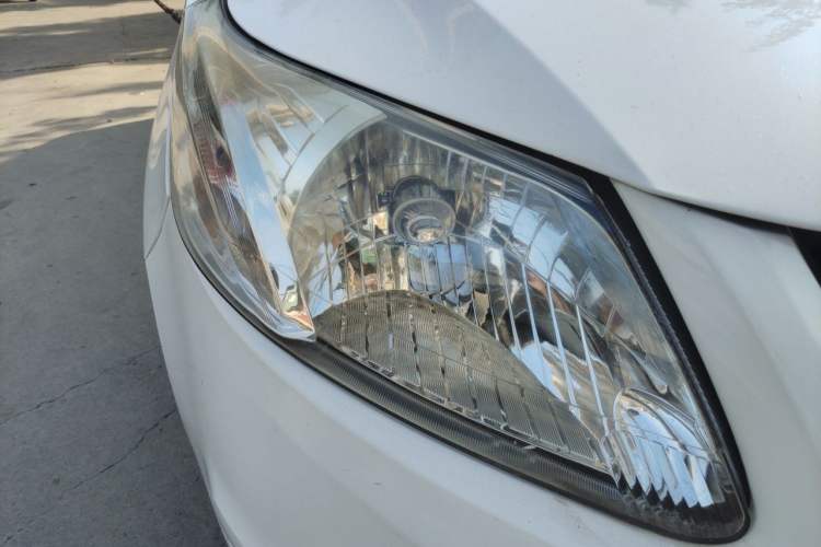 Used Chevrolet Sail 2013 Sedan 1.2L Manual Warm Edition Right Front Headlight