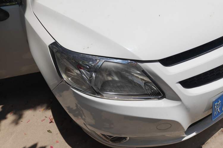 Used Chevrolet Sail 2013 Sedan 1.4L Manual Happiness Edition II Right Front Headlight