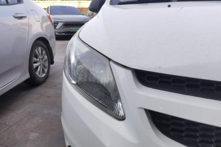 Used Chevrolet Sail 2013 Sedan 1.2L Manual Warm Edition Right Front Headlight