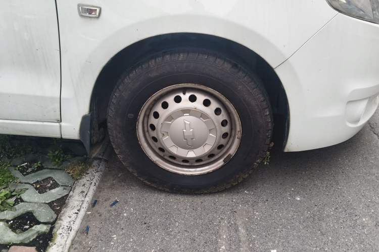Used Chevrolet Sail 2013 Sedan 1.2L Manual Fashionable Happiness Edition Right Front Wheel Hub