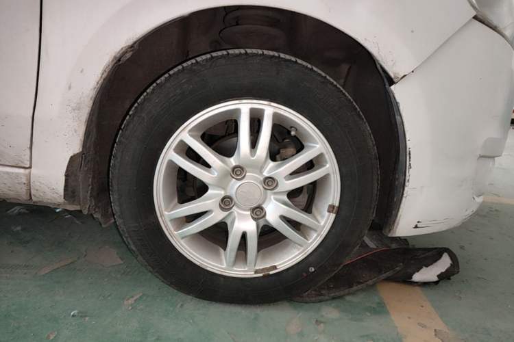 Used Chevrolet Sail 2013 Sedan 1.4L Manual Elegance Edition Right Front Wheel Hub