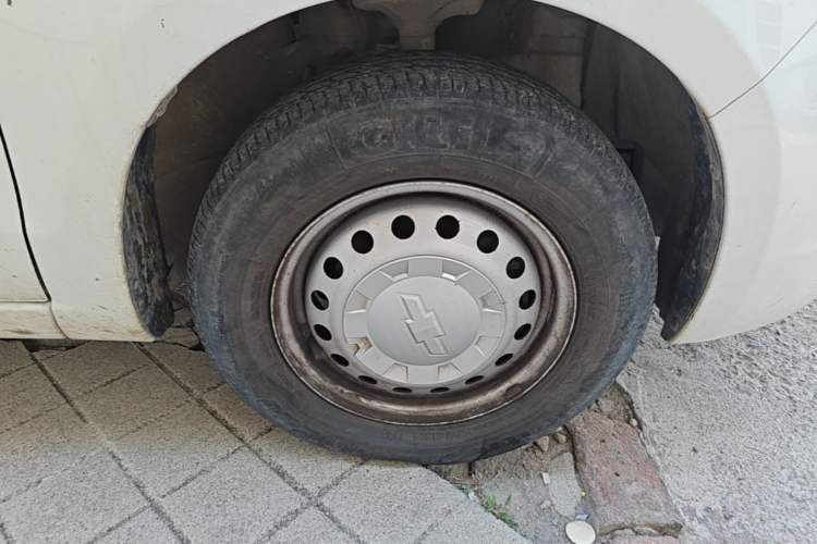 Used Chevrolet Sail 2013 Sedan 1.2L Manual Fashionable Happiness Edition Right Front Wheel Hub
