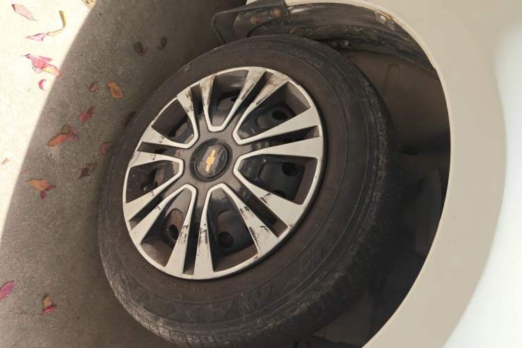 Used Chevrolet Sail 2013 Sedan 1.4L Manual Happiness Edition II Right Front Wheel Hub