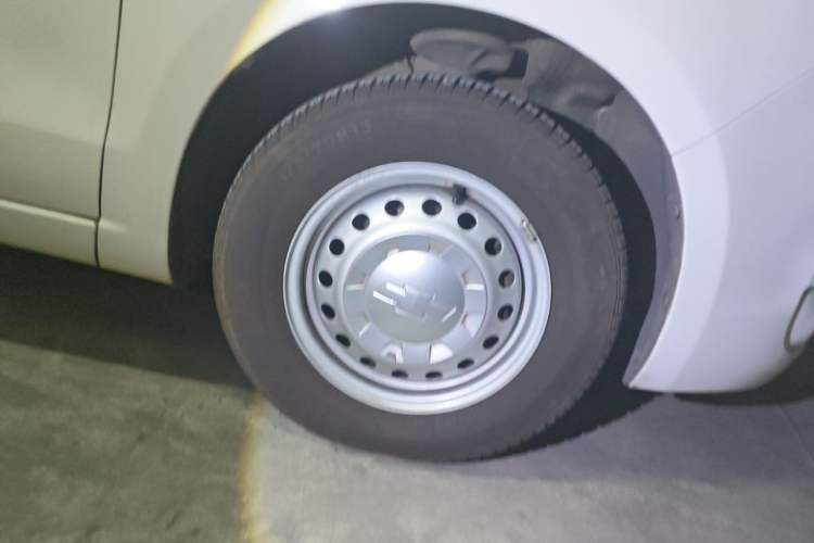 Used Chevrolet Sail 2013 Sedan 1.2L Manual Fashionable Happiness Edition Right Front Wheel Hub
