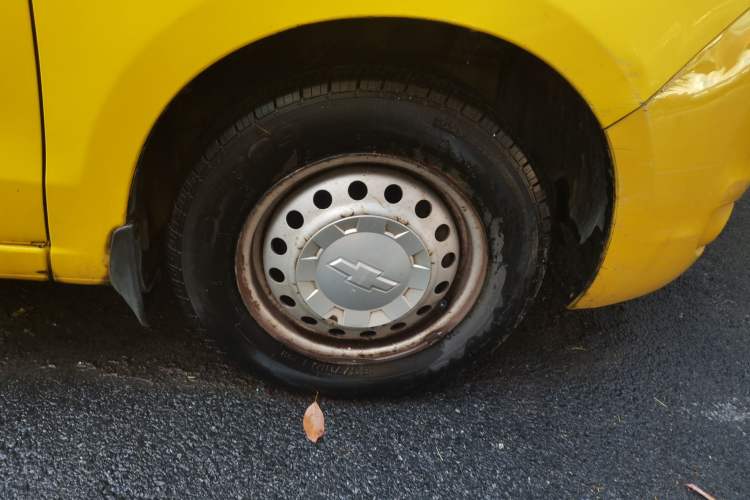 Used Chevrolet Sail 2013 Hatchback 1.2L Manual Warm Edition Right Front Wheel Hub