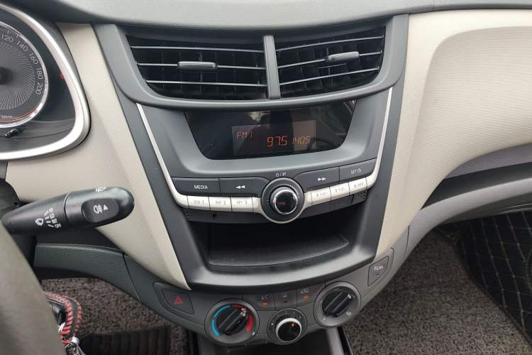 Used Chevrolet Sail 2015 Sail 3 1.3L AMT Ideal Edition Audio And AC Panel