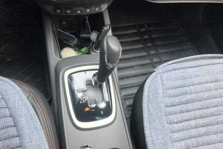 Used Chevrolet Sail 2015 Sail 3 1.5L AMT Happiness Sunroof Edition Gear Lever